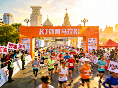 华体汇策划的大型城市马拉松赛事活动现场，人群涌动